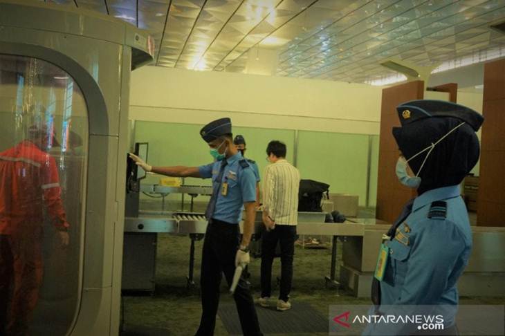 Petugas tengah melaksanakan proses keberangkatan penumpang di bandara. ANTARA/HO-PT Angkasa Pura II (Persero)