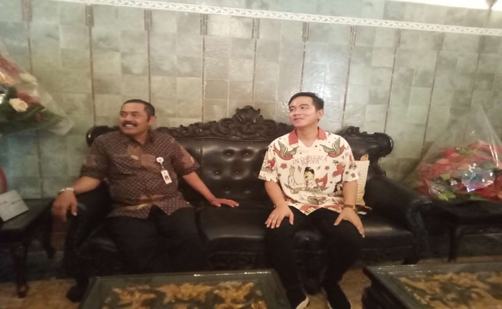 Ketua Dewan Pimpinan Cabang (DPC) PDIP Surakarta, FX Hadi Rudyatmo saat bertemu dengan Gibran Rakabuming Raka di Loji Gandrung