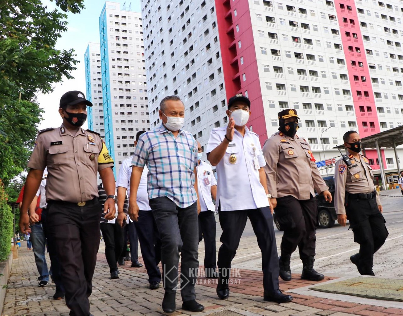 Plh Wali Kota Jakarta Pusat, Irwandi melakukan peninjauan di apartemen Green Pramuka City terkait adanya prostitusi online di unit apartemen tersebut, Rabu (13/1). Foto: Humas Wali Kota Jakarta Pusat/Twitter/@kominfotikjkp
