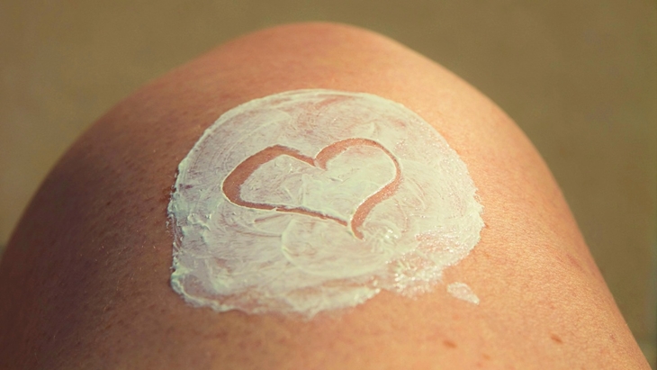 Trivia1_ pakai sunblock pada wajah agar milea tidak muncul _ foto by pixabay (Chzbeate)