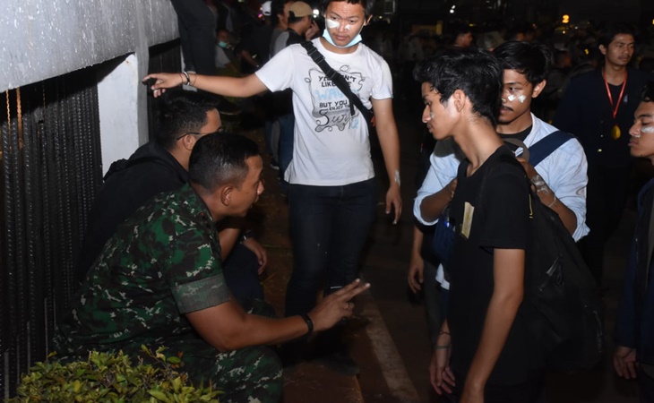 Aparat berdialog dengan mahasiswa yang berunjuk rasa di Gedung DPR