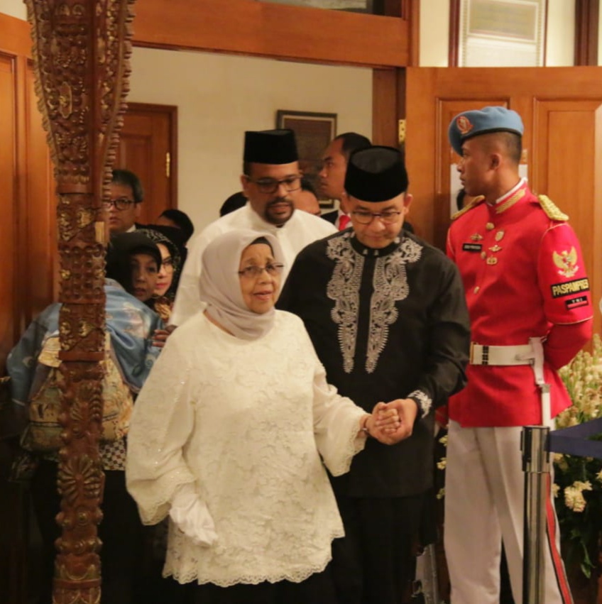Gubernur DKI Jakarta, Anies Baswedan, bersama saudara kandungnya, Abdillah Rasyid Baswedan dan ibunya Aliyah Rasyid Baswedan bertakziah sekaligus melaksanakan salat jenazah untuk mendiang Presiden ke-3 BJ Habibie di rumah duka, Patra Kuningan, Jakarta Selatan, Kamis (12/9). Foto: MP/Asropih