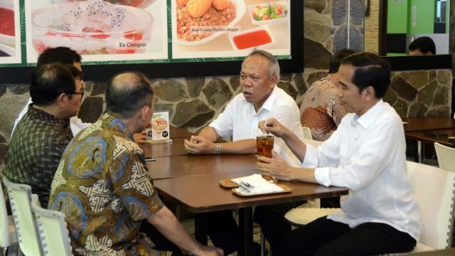 Jokowi Pamer Makan Bakso Bareng Menteri di Vlog Terbaru