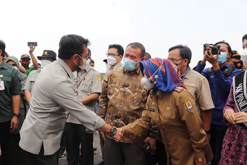 Menteri Pertanian Syahrul Yasin Limpo didampingi Wabup Cirebon Wahyu Tjiptaningsih. (Foto: Mauritz)