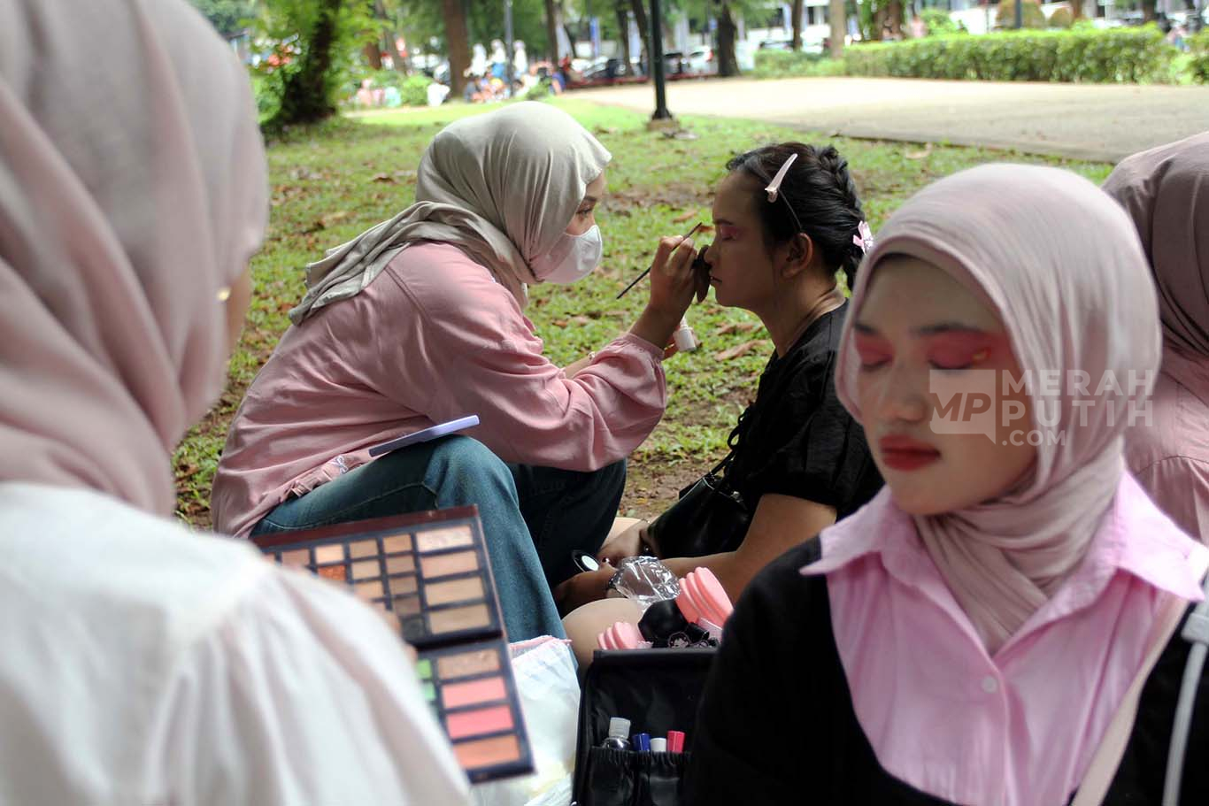 Suasana mahasiswi melayani jasa rias wajah atau make-up untuk penggemar Girl Band asal Korea Selatan Black Pink sebelum konser di Kawasan Stadion Utama Gelora Bung Karno (SUGBK), Senayan, Jakarta, Sabtu (01/11/2025).