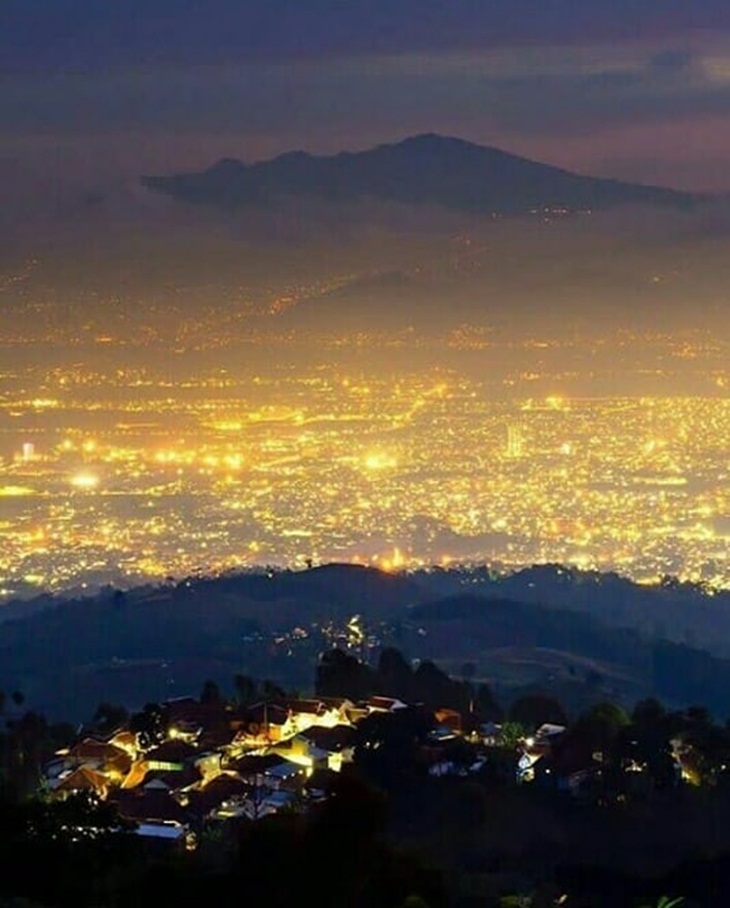 Pemandangan Kota Bandung dari Bukit Bintang Dago Atas. (Foto: instagram.com/rizky_motovlog012)