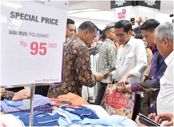Presiden Jokowi saat membeli sarung bermerk Qoni (twitter @jokowi)