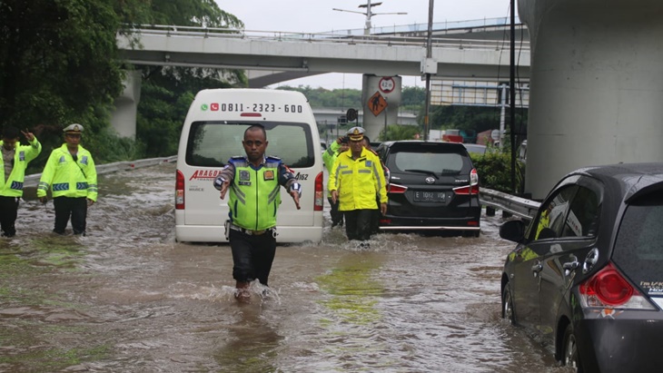 Banjir di ruas tol dalam kota. (Foto: MP/Istimewa)