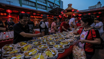 Memperkuat Toleransi Umat Beragama, Vihara Dharma Bakti Sajikan Menu Buka Puasa Gratis