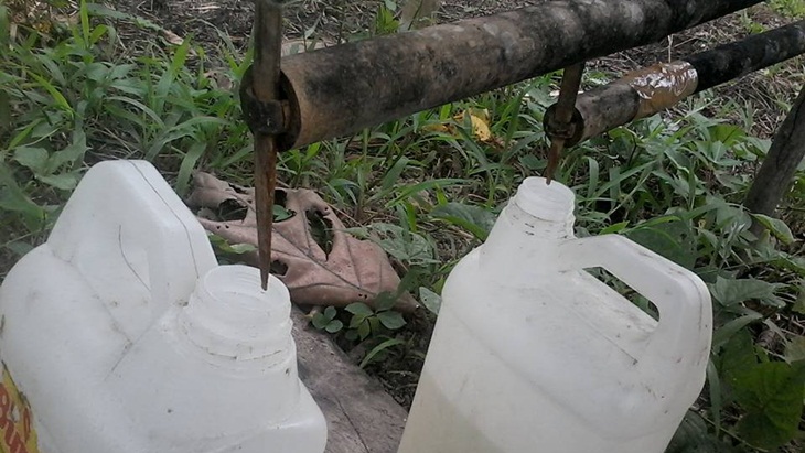 Salah satu proses penyulingan minuman sopi. (Foto: Facebook/rihdo.ketyy)
