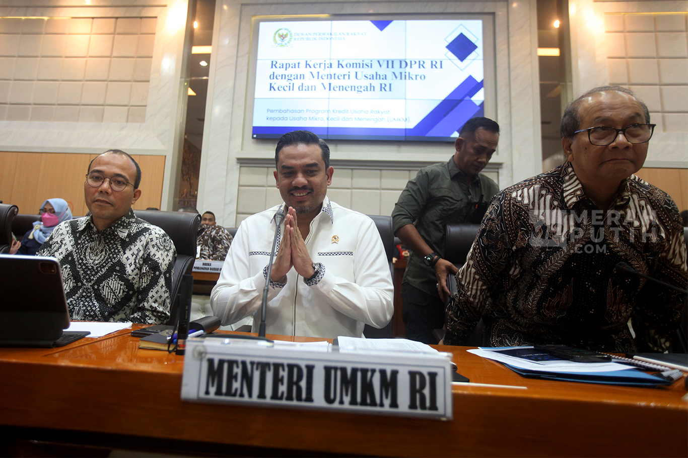 Raker Menteri UMKM dengan Komisi VII DPR Bahas Kredit Usaha Rakyat (KUR) Tahun 2025