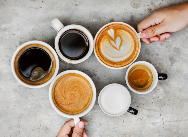 Mengonsumsi kafein bisa menambah dehidrasi tenggorokan (Foto: Pexels/Rawpixel)