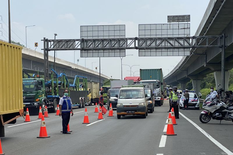 Sejumlah kendaraan mulai memadati KM 46 Jalan Tol Cikampek Utama, Jakarta pada Senin (25/4). (ANTARA/Hreeloita Dharma Shanti)