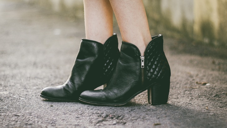 Padu Padan 4 Sepatu yang Cocok dengan Dress dan Rok Mini