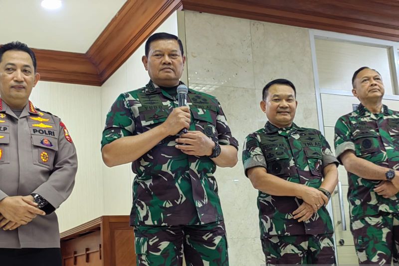 Laksamana TNI Yudo Margono (dua kiri) usai menjalani uji kelayakan dan kepatutan di Gedung DPR RI, Jakarta, Jumat (2/12/2022). (ANTARA/Melalusa Susthira K.)