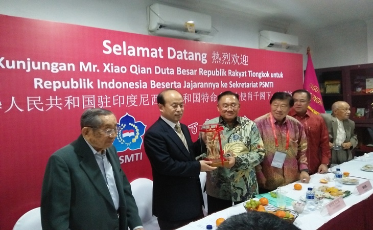 Ketua Umum PSMTI David Herman memberikan cederamata kepada Dubes RRT untuk Indonesia Xiao Qian