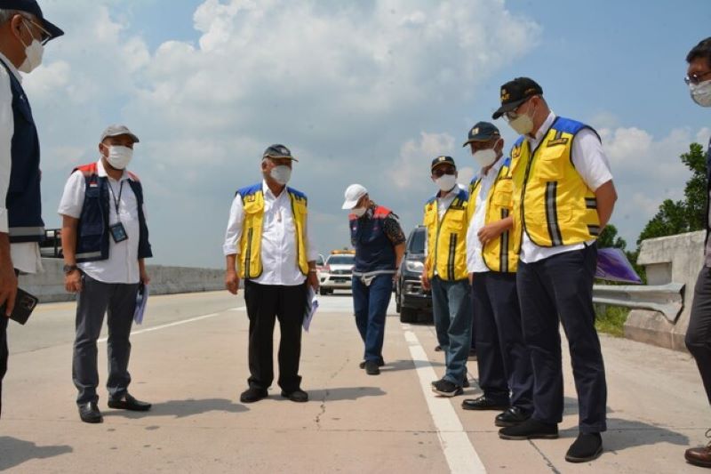 Menteri PUPR Basuki Hadimuljono melakukan tinjauan lapangan ke Jalan Tol Trans Sumatera dalam rangka mendukung pelaksanaan mudik Lebaran 2022. ANTARA/HO-BPJT Kementerian PUPR