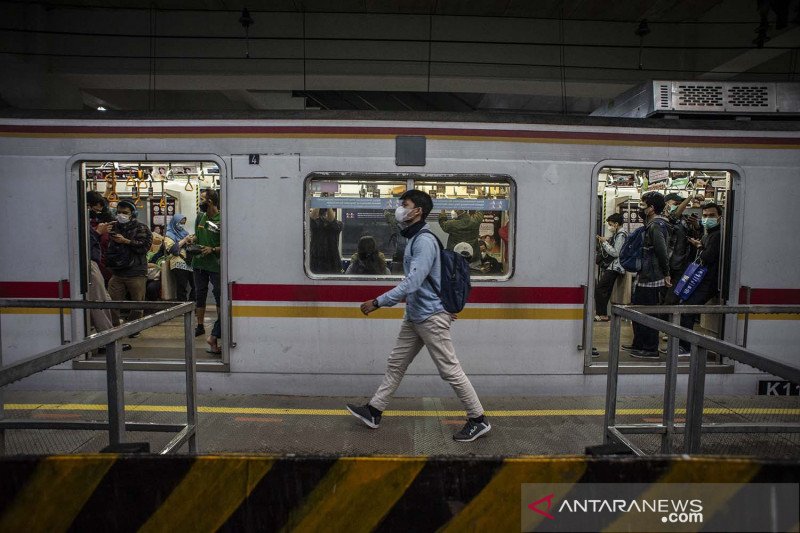 Penumpang berada di dalam rangkaian kereta rel listrik (KRL) di Stasiun Manggarai, Jakarta. ANTARA FOTO/Aprillio Akbar/aww.