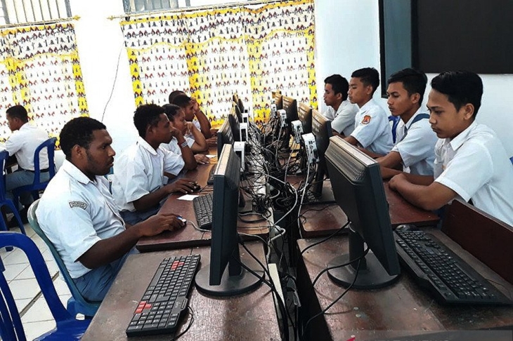 Dokumen: Siswa SMK Negeri 3 Manokwari menjalani ujian nasional secara hikmat pada Senin (16/3/2020). (Antara/Toyiban)