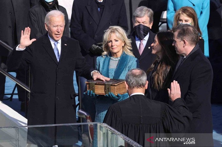 Joe Biden (kiri) didampingi istri Jill Biden (kedua kiri) mengucapkan sumpah jabatan saat dilantik menjadi Presiden ke-46 Amerika Serikat di Kompleks Gedung Capitol, Washington, Amerika Serikat, Rabu (20/1/2021). ANTARA FOTO/REUTERS/Kevin Lamarque/wsj.