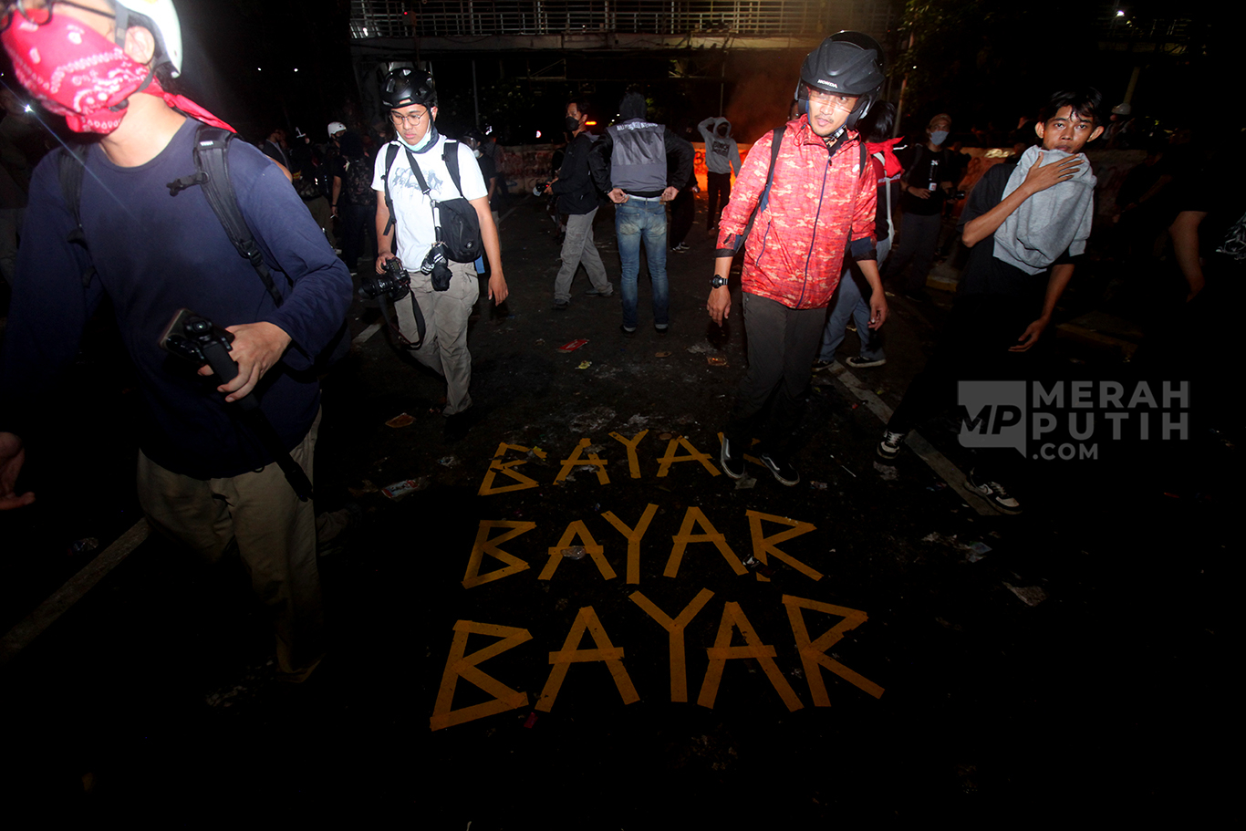 Aksi mahasiswa melempar batu ke arah polisi dalam aksi demo Indonesia Gelap di Patung Kuda, Silang Monas, Jakarta, Jum'at (21/2/2025).