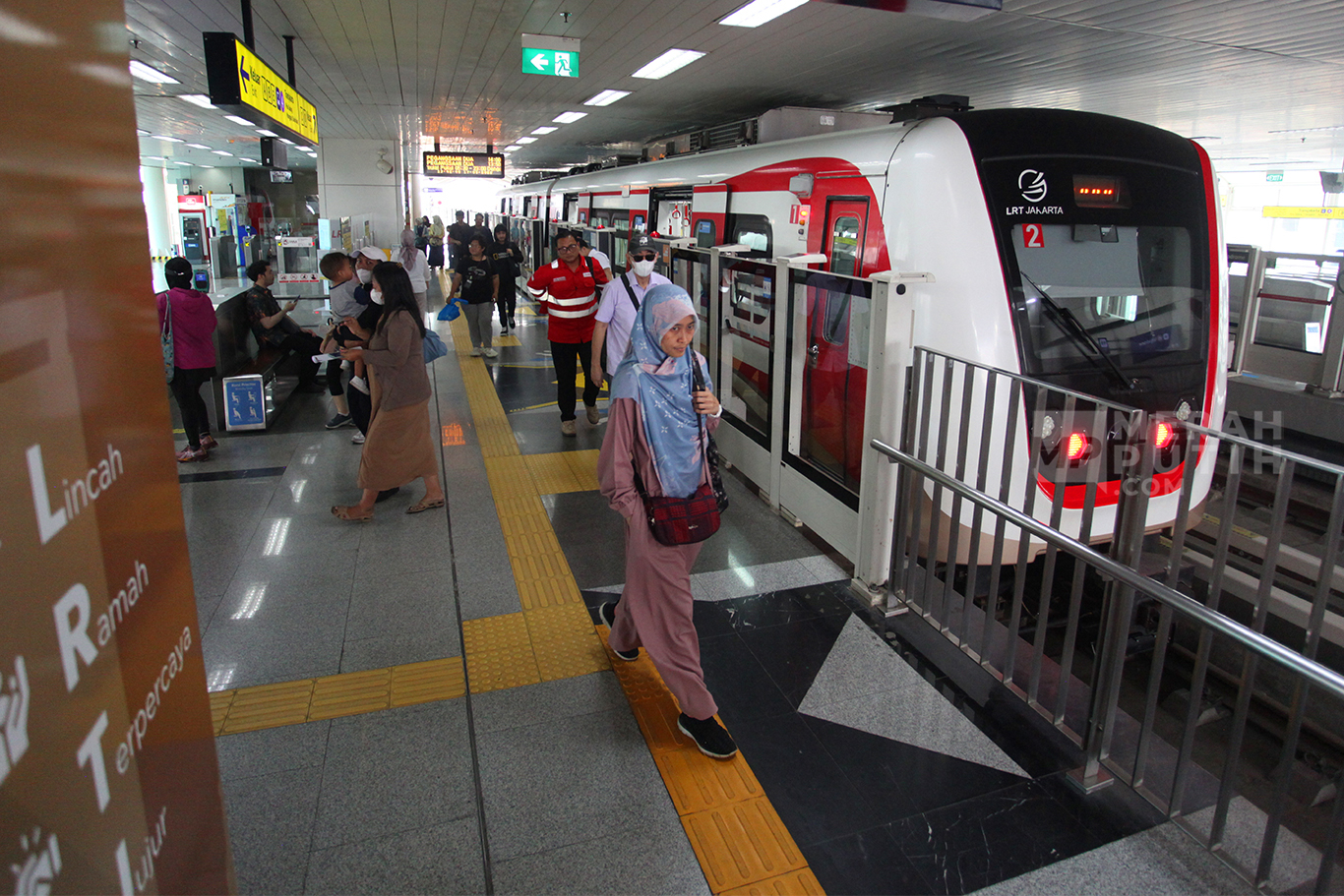 Warga Nikmati Tarif 1 Rupiah LRT Jakarta Peringati Hari Perhubungan Nasional 2025
