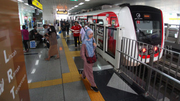 Warga Nikmati Tarif 1 Rupiah LRT Jakarta Peringati Hari Perhubungan Nasional 2025