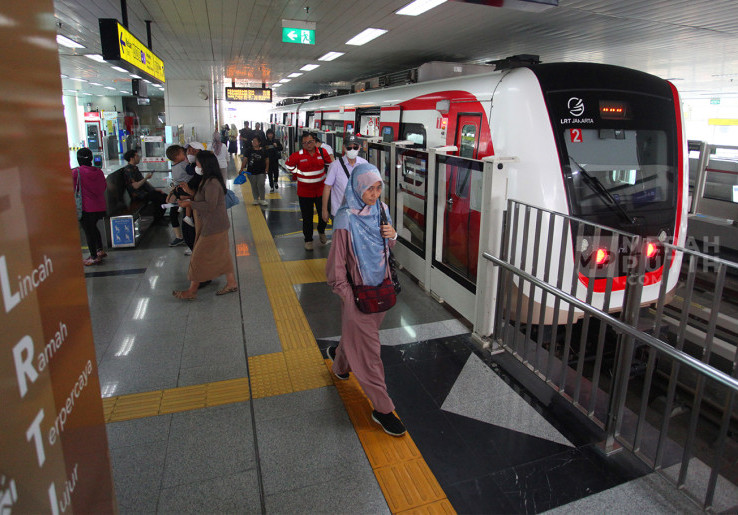Warga Nikmati Tarif 1 Rupiah LRT Jakarta Peringati Hari Perhubungan Nasional 2025