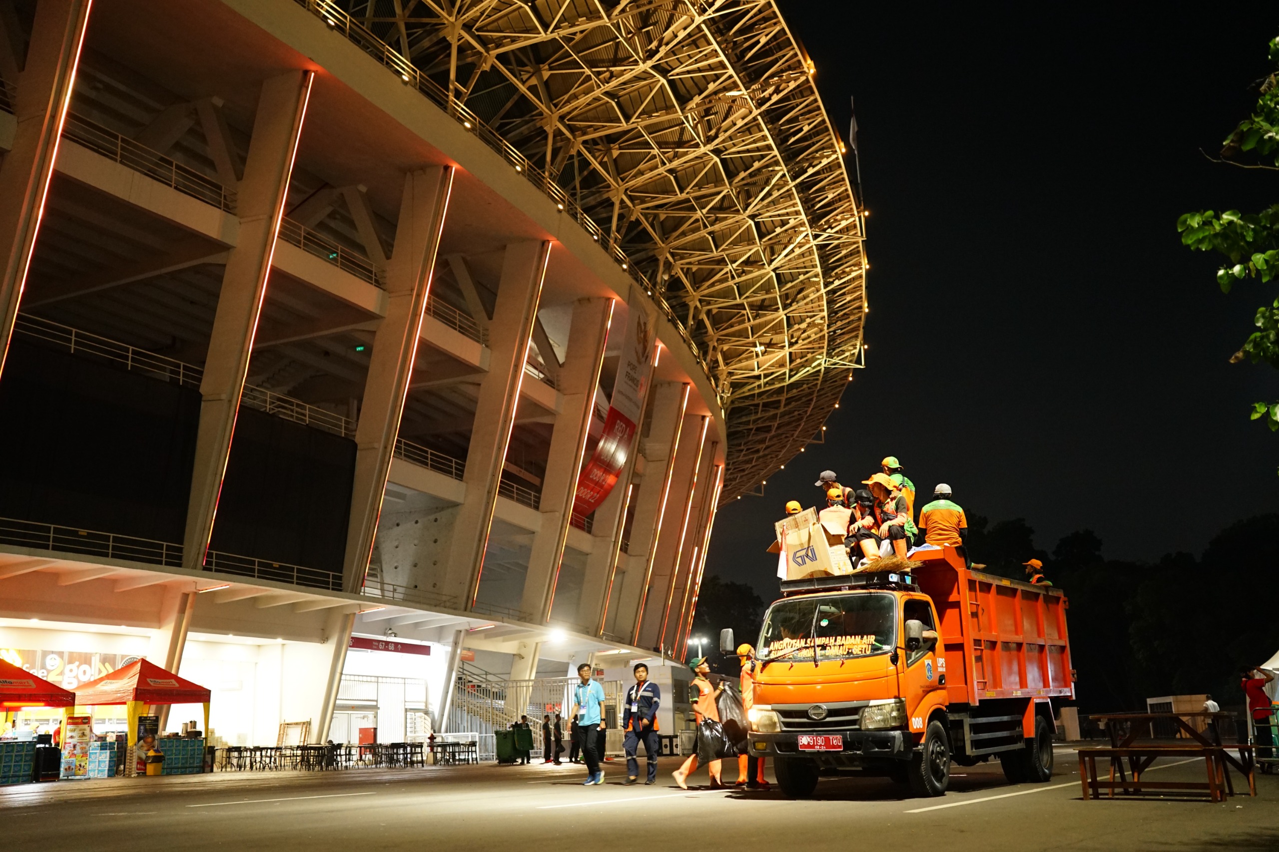 Lakukan Pembersihan di Stadion Utama dan Madya GBK, Pemprov DKI Angkut 19,82 Ton Sampah