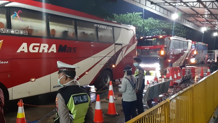 Petugas Terminal Wonogiri mengawasi perantau yang baru pulang dari Jabodetabek