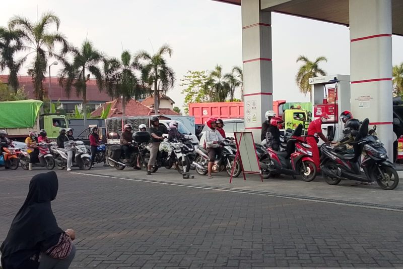  Antrean di SPBU Kian Panjang, Warga Beralih Dari Pertamax ke Pertalite