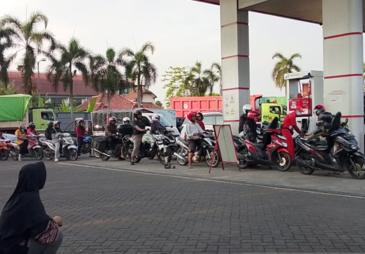  Antrean di SPBU Kian Panjang, Warga Beralih Dari Pertamax ke Pertalite