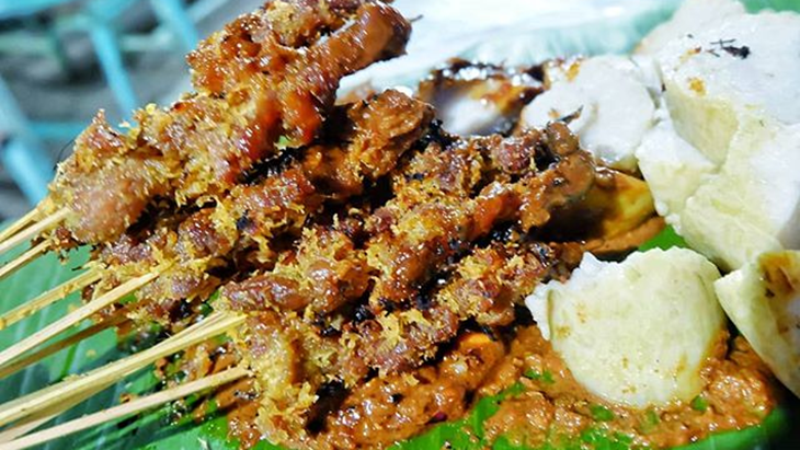 Sate klopo khas Surabaya. (Instagram/ kuliner_maknyus_sby)