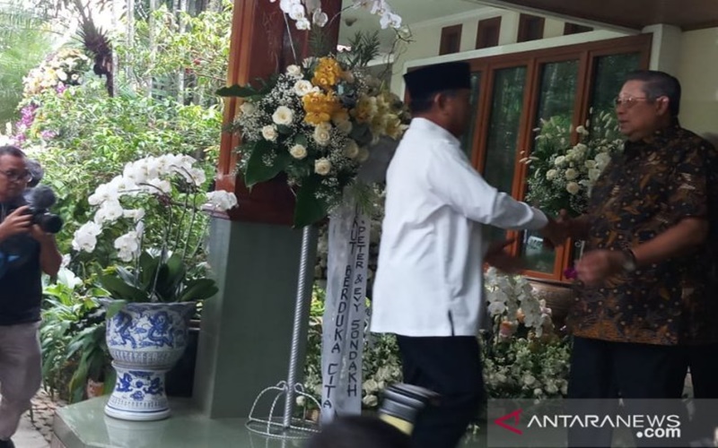 Prabowo Subianto saat bertakziah ke Puri Cikeas dan disambut SBY