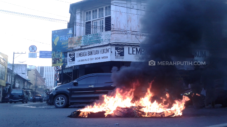 Aksi LBH Medan Diwarnai Pembakaran Ban di Jalanan