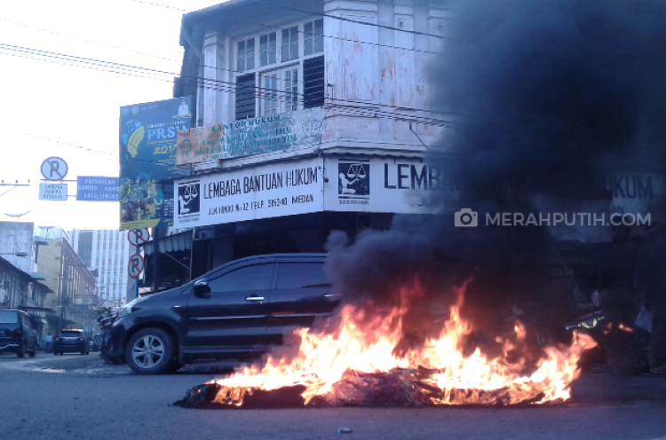 Aksi LBH Medan Diwarnai Pembakaran Ban di Jalanan