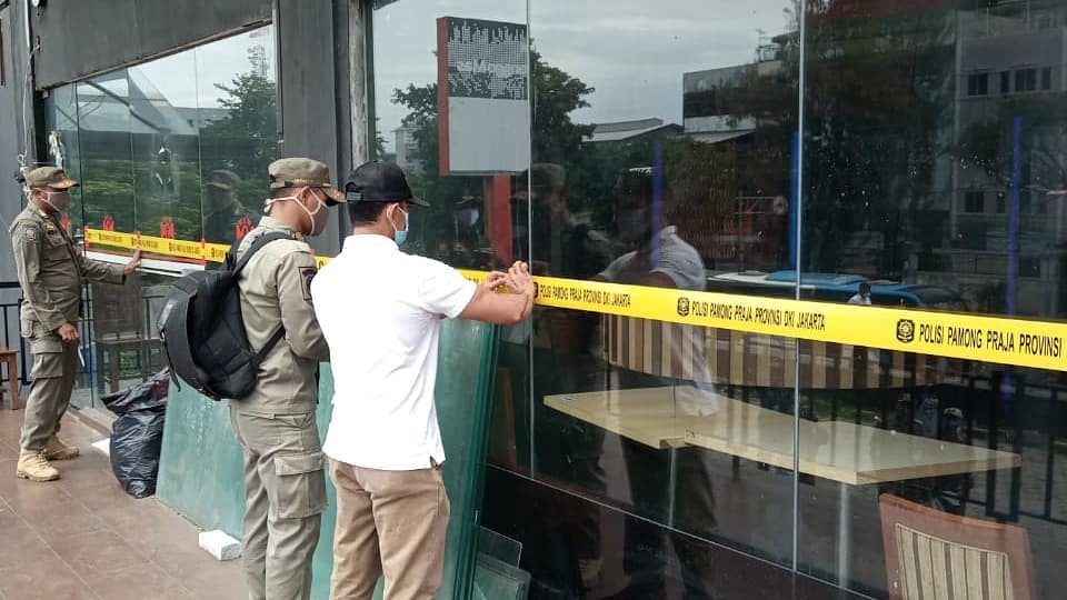 Satuan Polisi Pamong Praja (Satpol PP) DKI Jakarya menutup permanen Diskotek Monggo Mas, Daan Mogot, Jakarta Barat, menyusul ditemukan adanya sejumlah pengunjung yang positif narkoba.