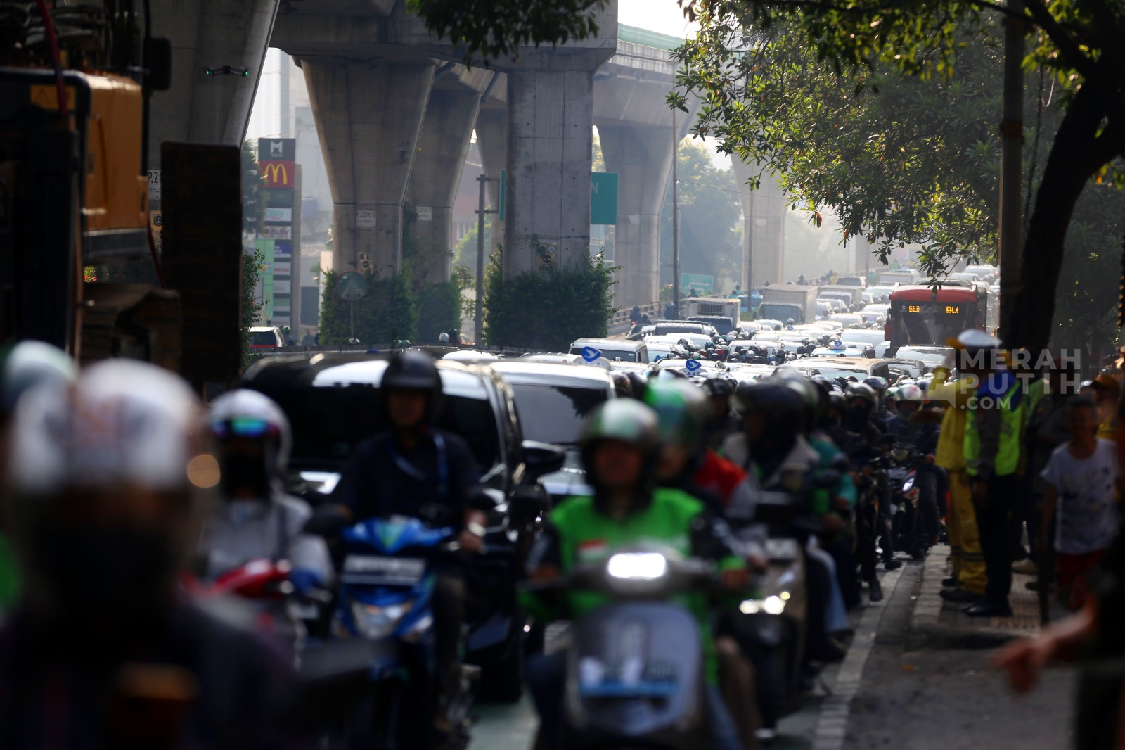 Truk Crane Masih Tersangkut di JPO Tendean, Arus Lalu Lintas Tersendat
