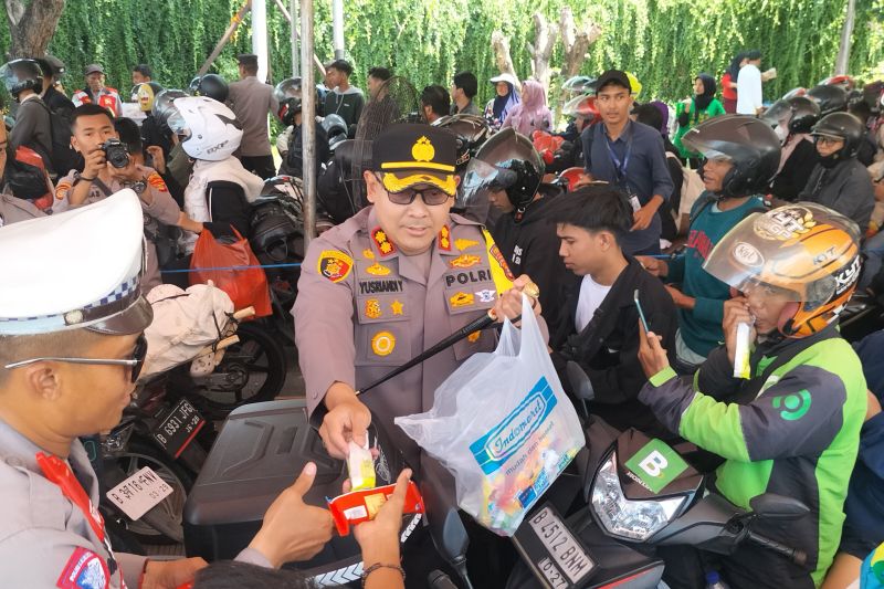 Hindari Pemudik Pingsan, Polres Lampung Selatan Bagikan Minuman Gratis di Pelabuhan Bakauheni