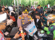 Hindari Pemudik Pingsan, Polres Lampung Selatan Bagikan Minuman Gratis di Pelabuhan Bakauheni