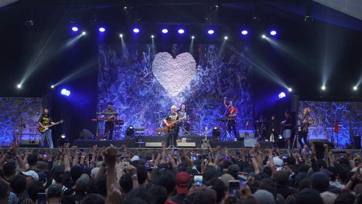 Konser 'Bertalu Rindu Cinta' Tuntaskan Kerinduan Iwan Fals dan Fans