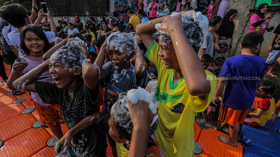Sambut Bulan Ramadan, Warga Pesisir Cisadane Mandi dan Keramas Massal