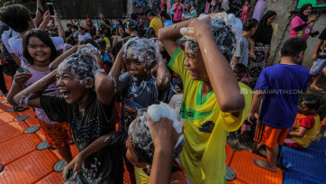 Sambut Bulan Ramadan, Warga Pesisir Cisadane Mandi dan Keramas Massal