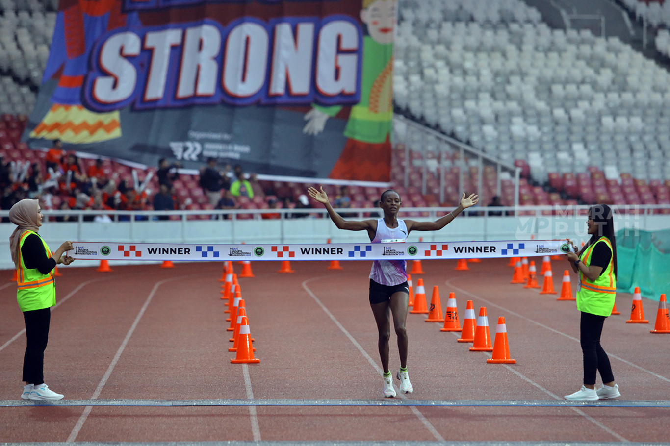 Aksi Para Pelari dalam Ajang BTN Jakarta International Marathon 2025