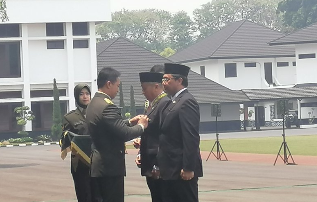 KSAD Jenderal TNI Andika Perkasa menyematkan tanda kehormatan Bintang Eka Paksi kepada dua pimpinan BPK, di Mabesad, Jakarta, Selasa (15/10). (Antara Foto/Syaiful Hakim)