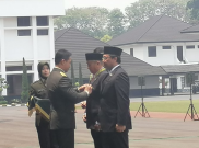 KSAD Jenderal Andika Hadiahi 2 Bos BPK Bintang Kehormatan