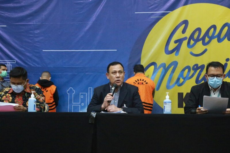 Deputi Penindakan KPK Karyoto, Ketua KPK Firli Bahuri, dan Plt Juru Bicara KPK Ali Fikri saat jumpa pers di Gedung KPK, Jakarta, Minggu dini hari terkait penetapan lima tersangka korupsi berupa penerimaan sesuatu oleh Penyelenggara Negara atau yang mewakilinya di Kementerian Sosial RI terkait bantuan sosial (Bansos) untuk wilayah Jabodetabek 2020. (Humas KPK)