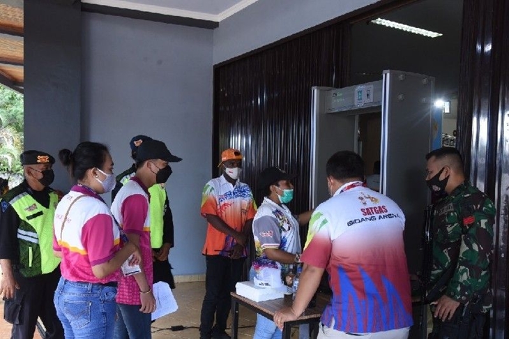Ilustrasi - Pemeriksaan barang bawaan masyarakat yang ingin menonton pertandingan angkat besi PON XX di Jayapura. (ANTARA/HO/Humas Polda Papua)