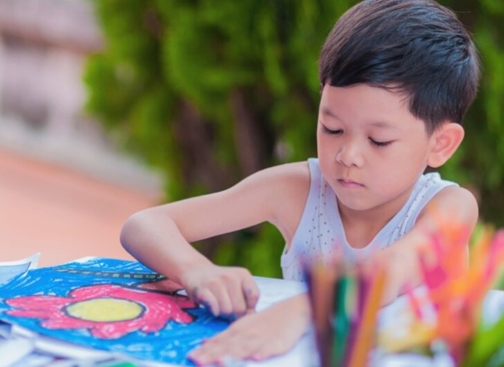 Bukan hanya pintar dalam bidang akademis, anak indigo juga merupakan pribadi yang sangat kreatif dan inovatif. (Foto: Freepik/Jcomp)