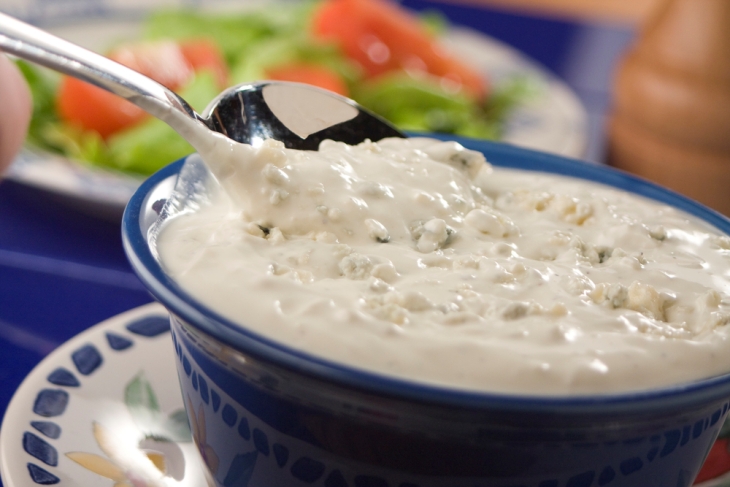Blue cheese dressing. (Foto: mrfood.com)